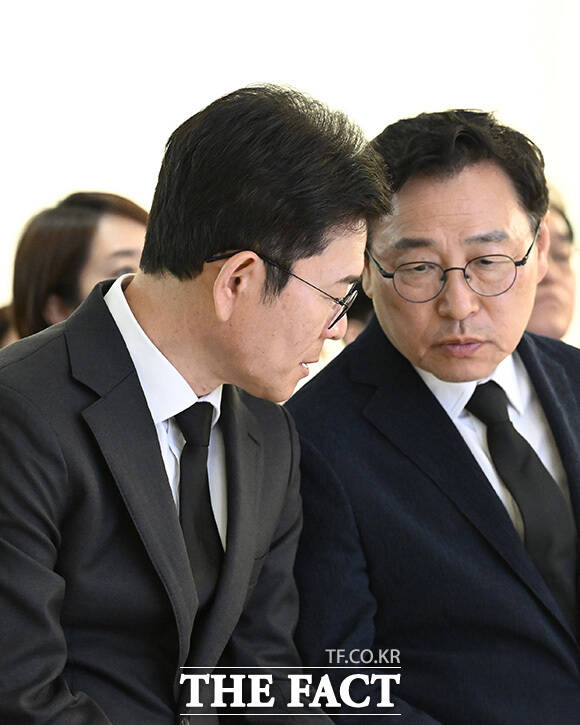 정원오 더불어민주당 서울시장 후보 부부와 정근식 서울시 교육감 후보 부부가 국기에 대한 경례를 하고 있다.