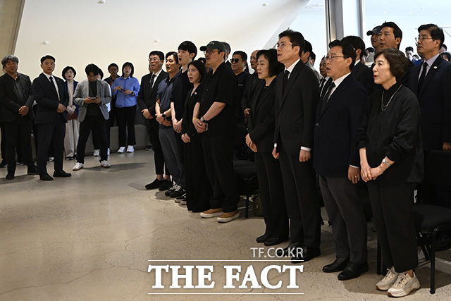 정원오 더불어민주당 서울시장 후보 부부와 정근식 서울시 교육감 후보 부부가 국기에 대한 경례를 하고 있다.