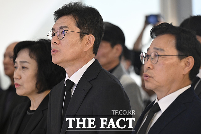 정원오 더불어민주당 서울시장 후보 부부와 정근식 서울시 교육감 후보 부부가 국기에 대한 경례를 하고 있다.