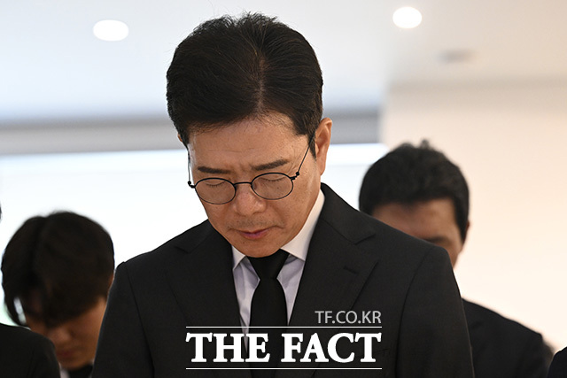 정원오 더불어민주당 서울시장 후보가 23일 오후 서울 종로구 노무현시민센터를 방문해 고 노무현 전 대통령 서거 17주기 추도식을 시청하며 묵념을 하고 있다. /송호영 기자