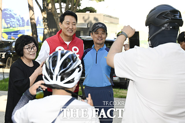 오세훈 국민의힘 서울시장 후보가 23일 오후 서울 성동구 서울숲공원에서 한 가족과 사진을 찍고 있다. /송호영 기자