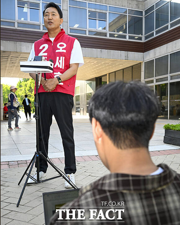 오세훈 후보가 취재진의 질의에 답하고 있다.