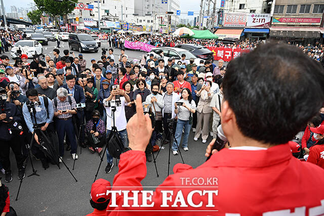 추경호 국민의힘 대구시장 후보가 23일 오후 대구 북구 칠성종합시장 앞에서 유세를 열고 지지를 호소하고 있다. /대구=박헌우 기자