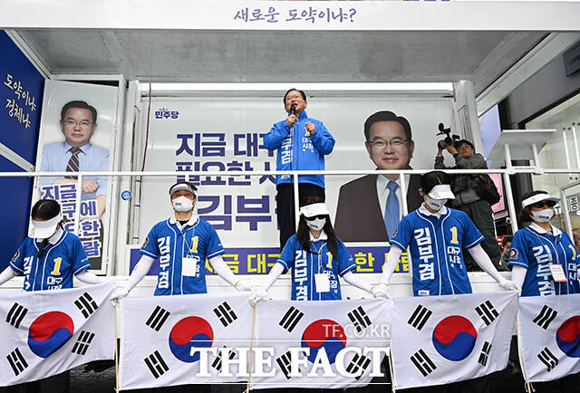 김부겸 더불어민주당 대구시장 후보가 23일 오후 대구 중구 CGV 대구한일 앞에서 열린 집중 유세에 참석해 지지를 호소하고 있다. /대구=박헌우 기자