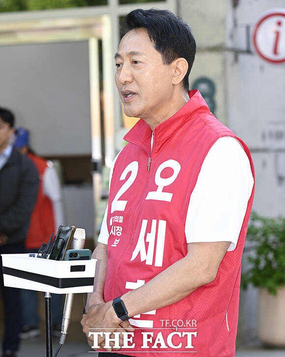 오세훈 후보가 취재진의 질의에 답하고 있다.
