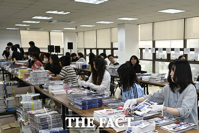 공정선거참관단의 참관하에 거소투표 용지 발송 작업이 진행되고 있다.