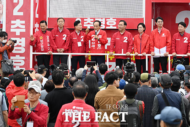 추경호 국민의힘 대구시장 후보가 23일 오후 대구 북구 칠성종합시장 앞에서 유세를 열고 지지를 호소하고 있다. /대구=박헌우 기자