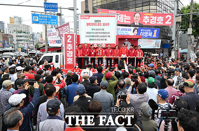 추경호 국민의힘 대구시장 후보가 23일 오후 대구 북구 칠성종합시장 앞에서 유세를 열고 지지를 호소하고 있다. /대구=박헌우 기자