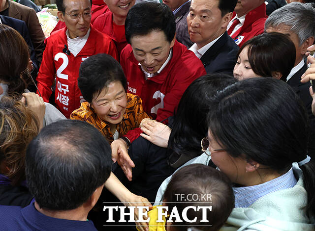 우재준 국민의힘 의원과 추경호 대구시장 후보, 박근혜 전 대통령, 유영하 의원(왼쪽부터)이 23일 오후 대구 북구 칠성종합시장을 찾아 손을 흔들고 있다. /대구=박헌우 기자