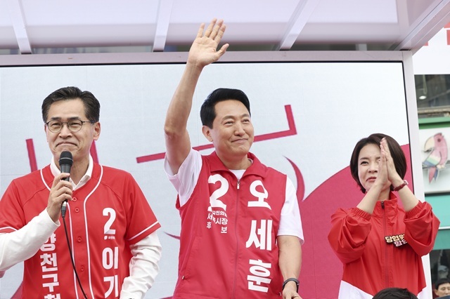 오세훈 국민의힘 서울시장 후보(가운데)가 23일 오전 10시 서울 양천구 지하철 2호선 신정네거리역 일대를 찾아 유세를 벌였다. /오세훈 캠프