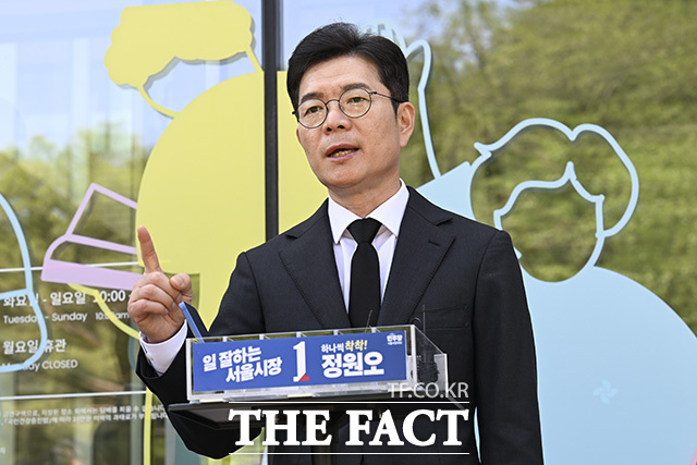 정원오 더불어민주당 서울시장 후보가 23일 오후 서울 종로구 노무현시민센터에서 고 노무현 전 대통령 서거 17주기 추도식을 시청한 후 취재진의 질의에 답하고 있다. /송호영 기자