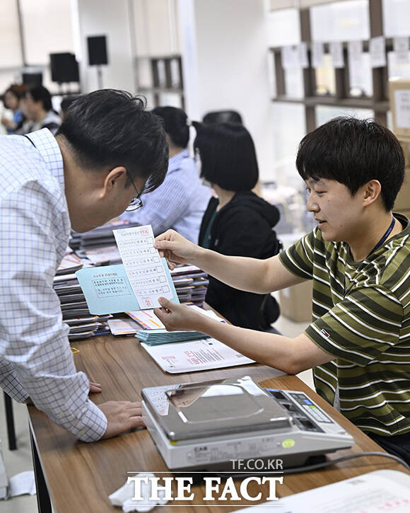 공정선거참관단의 참관하에 거소투표 용지 발송 작업이 진행되고 있다.
