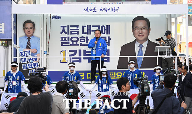 김부겸 더불어민주당 대구시장 후보가 23일 오후 대구 중구 CGV 대구한일 앞에서 열린 집중 유세에 참석해 지지를 호소하고 있다. /대구=박헌우 기자