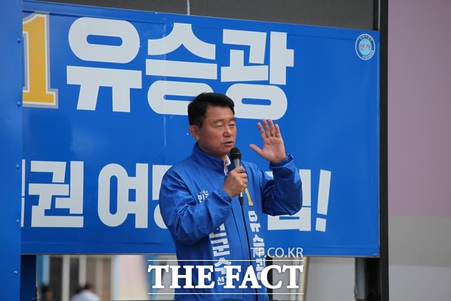 유승광 더불어민주당 충남 서천군수 후보가 23일 서천군 장항읍 장항전통시장에서 유세 활동을 펼치고 있다. /노경완 기자