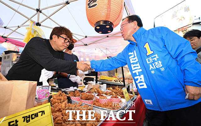 김부겸 더불어민주당 대구시장 후보가 23일 오후 대구 중구 CGV 대구한일 앞에서 열린 유세를 마치고 동성로 거리를 걸으며 시민들과 인사를 나누고 있다. /대구=박헌우 기자