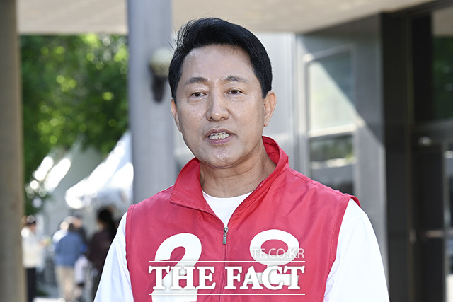 오세훈 국민의힘 서울시장 후보가 23일 오후 서울 성동구 서울숲공원 앞에서 브리핑을 하고 있다. /송호영 기자