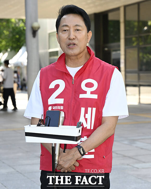 오세훈 후보가 취재진의 질의에 답하고 있다.