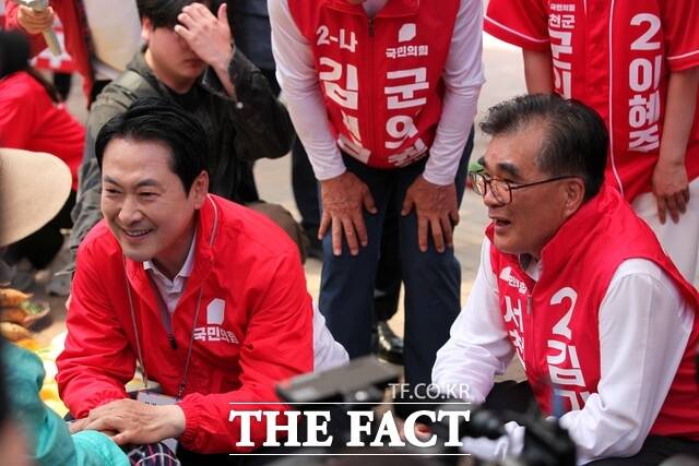 장동혁 국민의힘 대표(왼쪽)와 김기웅 국민의힘 서천군수 후보가 장항전통시장에서 상인들과 악수하며 지지를 호소하고 있다. /노경완 기자