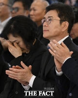  눈물 훔치는 정원오 후보 부인 문혜정 여사 [TF포착]