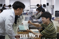  거소투표 용지 발송 작업 확인하는 공정선거참관단 [TF사진관]