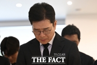  고 노무현 전 대통령 서거 17주기 추도식 시청하며 묵념하는 정원오 [TF사진관]