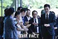  노무현시민센터 찾은 정원오, 지지자 연호에 '차분히' [포토]