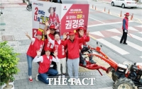  권경운 공주시의원 후보 '경운기 유세' 눈길…온 가족이 함께 골목 누벼