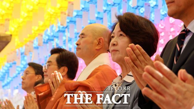 추미애 더불어민주당 경기도지사 후보가 부처님오신날인 24일 남양주시 봉선사에서 열린 봉축법요식에 참석해 관불의식을 하고 있다. /추미애 후보 선대위