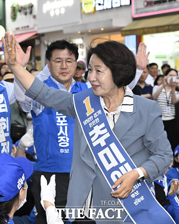 추 후보가 유세 중 발언하고 있다.