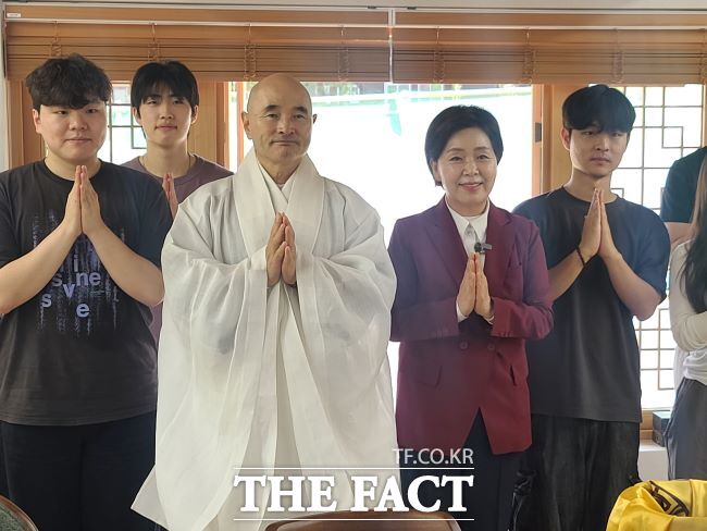 양향자 국민의힘 경기도지사 후보가 24일 수원 봉녕사 법회에 참석해 예불을 올리고 있다. /양향자 후보 선거 캠프