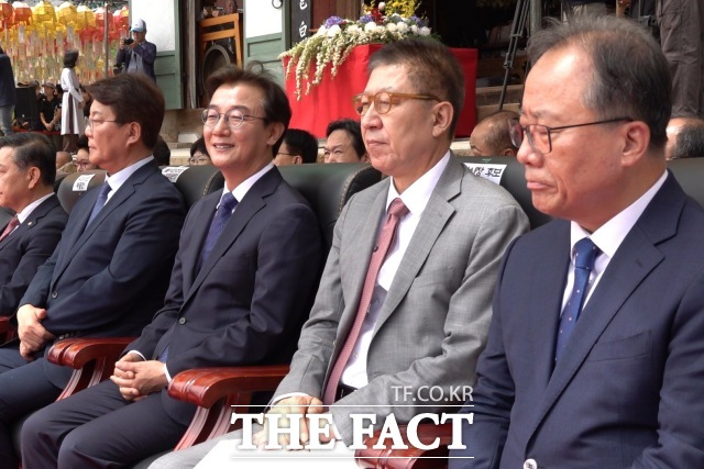 전재수(왼쪽부터) 더불어민주당 부산시장 후보와 박형준 국민의힘 부산시장 후보가 24일 부산 금정구 범어사에서 열린 봉축법요식에 참석하고 있다. /부산 범어사=김민지 기자