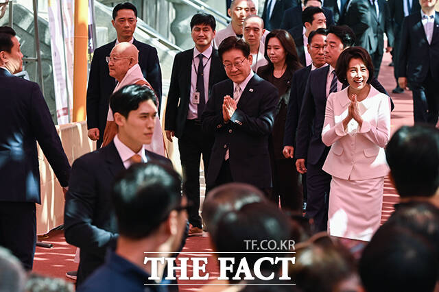 이재명 대통령과 김혜경 여사가 24일 오전 서울 종로구 조계사에서 열린 불기 2570년 부처님오신날 봉축법요식에 참석하고 있다. /김성렬 기자