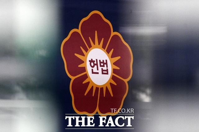 전자장치 부착 명령을 받은 대상자가 준수사항을 어기면 형사처벌할 수 있도록 한 법조항은 합헌이라는 헌법재판소 결정이 나왔다./더팩트 DB