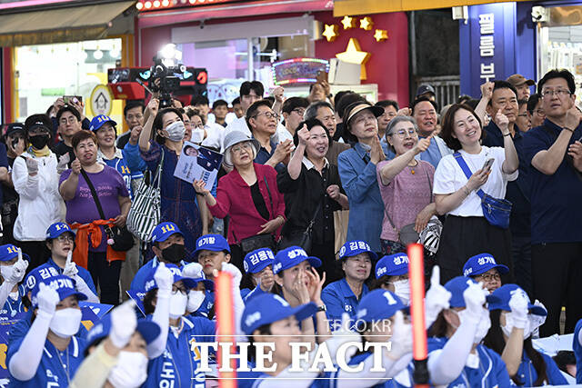 추 후보가 유세 중 발언하고 있다.