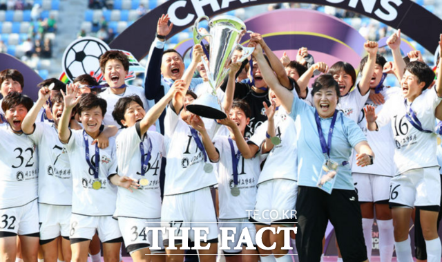 북한 매체들은 24일 내고향여자축구단이 아시아축구연맹(AFC) 여자 챔피언스리그(AWCL) 결승전에서 우승했다고 일제히 보도했다. 다만 경기 장소와 남북공동응원단에 대해선 언급하지 않았다. 사진은 전날 경기에서 우승을 차지한 내고향여자축구단이 우승 트로피를 들어 올린 모습. /뉴시스