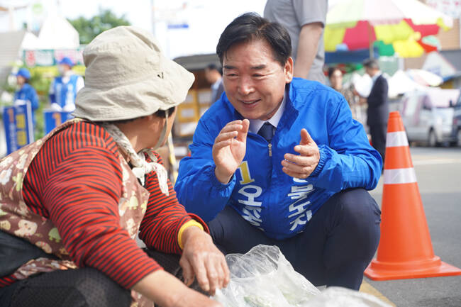 오중기 경북도지사 후보가 24일 경주 안강 5일장을 찾아 전통시장 상인 및 지역 주민들과 만나 표심을 다졌다. /오중기 경북도지사 후보 선거캠프