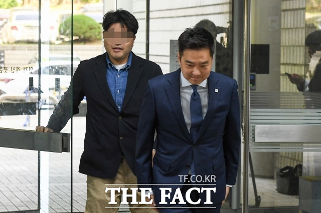 유튜브 채널 가로세로연구소(가세연) 김세의 대표에게 검찰이 최근 구속영장을 청구한 가운데 26일 서울중앙지법에서 영장실질심사가 예정돼 있다. 사진은 김세의 가세연 대표가 지난해 조국 전 법무부 장관 딸 조민 씨 명예 훼손 혐의 2심 선고 공판에 출석하고 있다. /더팩트 DB