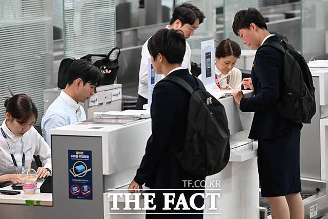 2025~2026시즌 아시아축구연맹(AFC) 여자 챔피언스리그(AWCL)에서 우승한 북한 내고향여자축구단이 24일 오후 인천국제공항 1터미널을 통해 출국하고 있다. /인천국제공항=김성렬 기자