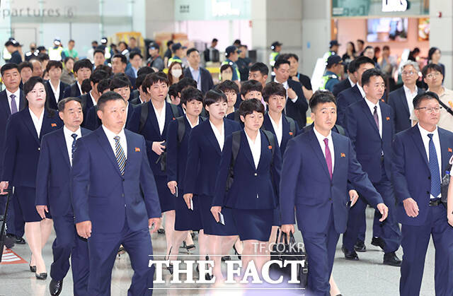 2025~2026시즌 아시아축구연맹(AFC) 여자 챔피언스리그(AWCL)에서 우승한 북한 내고향여자축구단이 24일 오후 인천국제공항 1터미널을 통해 출국하고 있다. /인천국제공항=김성렬 기자
