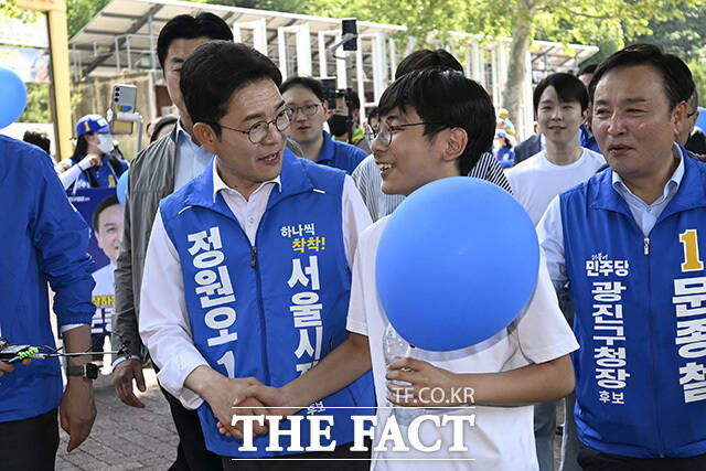 정원오 더불어민주당 서울시장 후보가 24일 오후 서울 광진구 서울어린이대공원 앞에서 만난 한 학생과 대화를 하고 있다. /송호영 기자