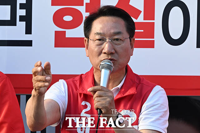 유정복 국민의힘 인천시장 후보가 24일 오후 인천 부평구 부평문화의거리 유세현장에 찾아 지지를 호소하고 있다. /인천=김성렬 기자