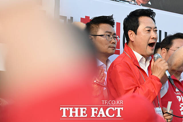 장동혁 국민의힘 당대표(왼쪽)와 유정복 국민의힘 인천시장 후보가 24일 오후 인천 부평구 부평문화의거리 유세현장에 찾아 지지를 호소하고 있다. /인천=김성렬 기자