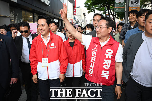 유정복 국민의힘 인천시장 후보가 24일 오후 인천 부평구 부평문화의거리 유세현장에 찾아 지지를 호소하고 있다. /인천=김성렬 기자