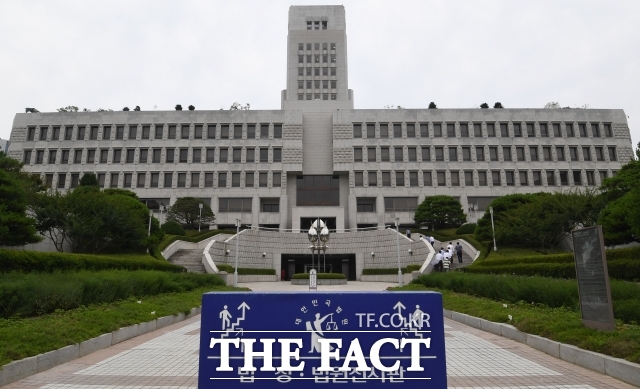 아버지의 집 앞에 치사량의 약물이 든 소주병을 두고 온 아들을 특수존속협박죄로 처벌할 수는 없다는 대법원 판단이 나왔다./더팩트 DB