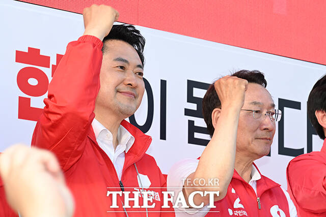 장동혁 국민의힘 당대표(왼쪽)와 유정복 국민의힘 인천시장 후보가 24일 오후 인천 부평구 부평문화의거리 유세현장에 찾아 지지를 호소하고 있다. /인천=김성렬 기자