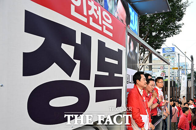 유정복 국민의힘 인천시장 후보가 24일 오후 인천 부평구 부평문화의거리 유세현장에 찾아 지지를 호소하고 있다. /인천=김성렬 기자