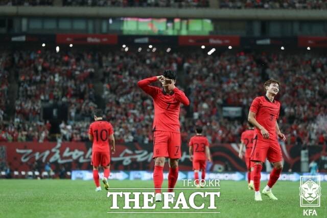 손흥민이 2022년 12월2일 카메룬 초청 평가전에서 공르 터뜨린 뒤 카메라셔터를 누르는 동작의 골 뒤풀이 시그니처 포즈를 취하고 있다.