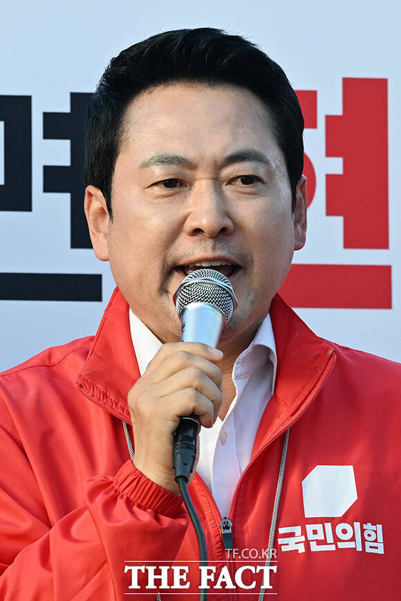 장동혁 국민의힘 당대표(왼쪽)와 유정복 국민의힘 인천시장 후보가 24일 오후 인천 부평구 부평문화의거리 유세현장에 찾아 지지를 호소하고 있다. /인천=김성렬 기자