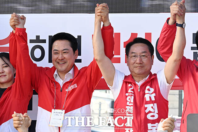 장동혁 국민의힘 당대표(왼쪽)와 유정복 국민의힘 인천시장 후보가 24일 오후 인천 부평구 부평문화의거리 유세현장에 찾아 지지를 호소하고 있다. /인천=김성렬 기자