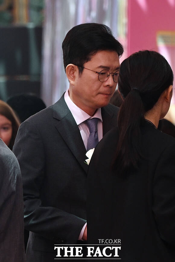오세훈 국민의힘 서울시장 후보(왼쪽)와 정원오 더불어민주당 서울시장 후보가 24일 오전 서울 종로구 조계사에서 열린 불기 2570년 부처님오신날 봉축법요식에 참석해 합장하고 있다. /김성렬 기자